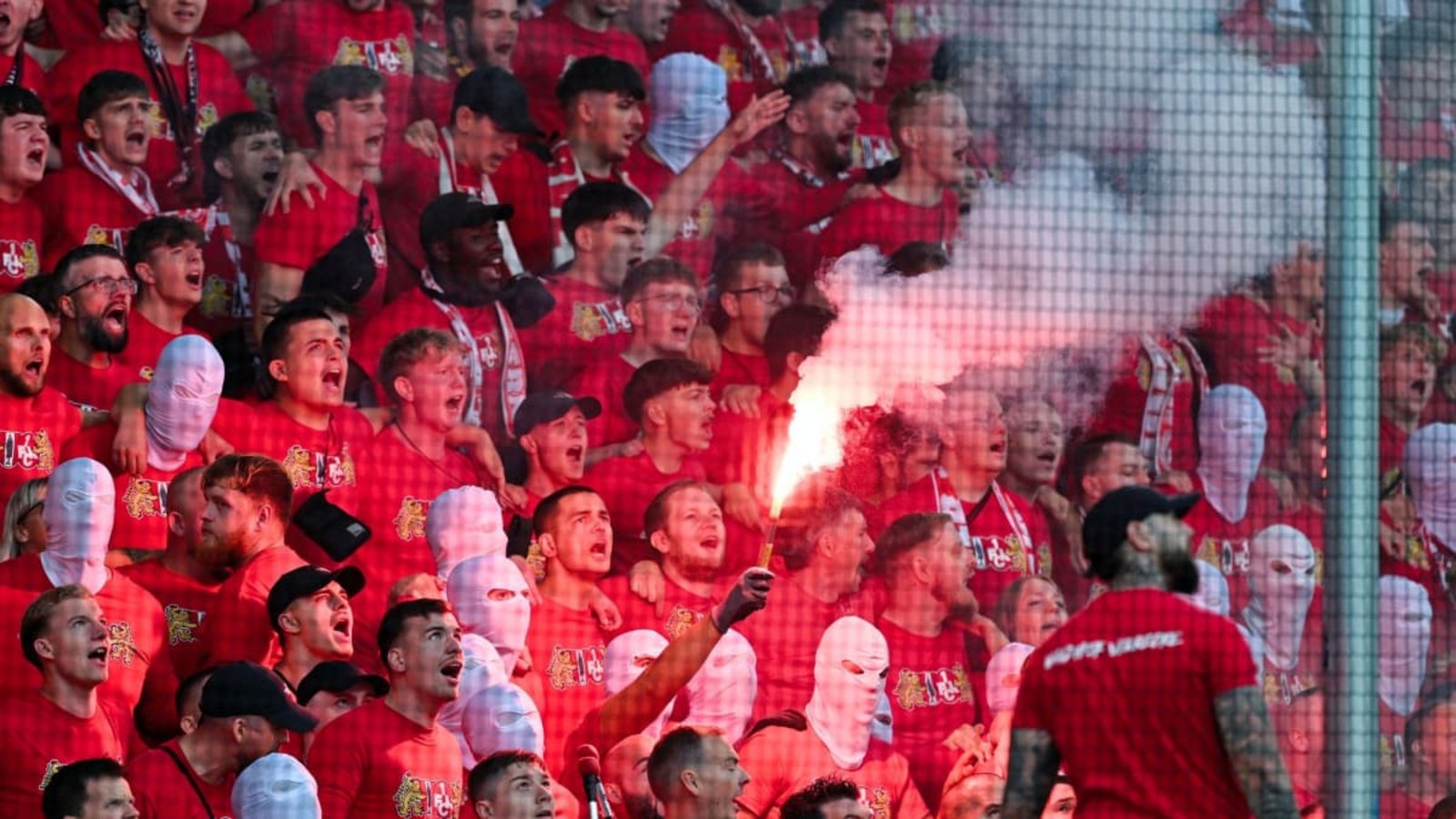 Beim Spiel SV Waldhof Mannheim gegen 1. FC Kaiserslautern am 21. August setzten Fans auch Pyrotechnik ein.Uwe Anspach/dpa Beim Spiel SV Waldhof Mannheim gegen 1. FC Kaiserslautern am 21. August setzten Fans auch Pyrotechnik ein.Uwe Anspach/dpa
