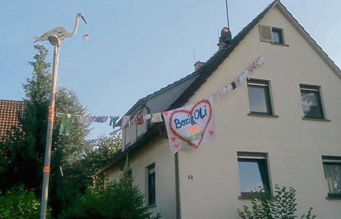 Dem Brautpaar Rebecca und Oliver Reinke aus Sersheim haben Hans-Jürgen und Gerlinde Reinke passend zum Bild etwas gedichtet: Dieser Storch ist auserkoren, bis ein Kind ist Euch geboren. Doch kann er dies nicht ganz allein, Ihr müsst ihm schon behilflich sein