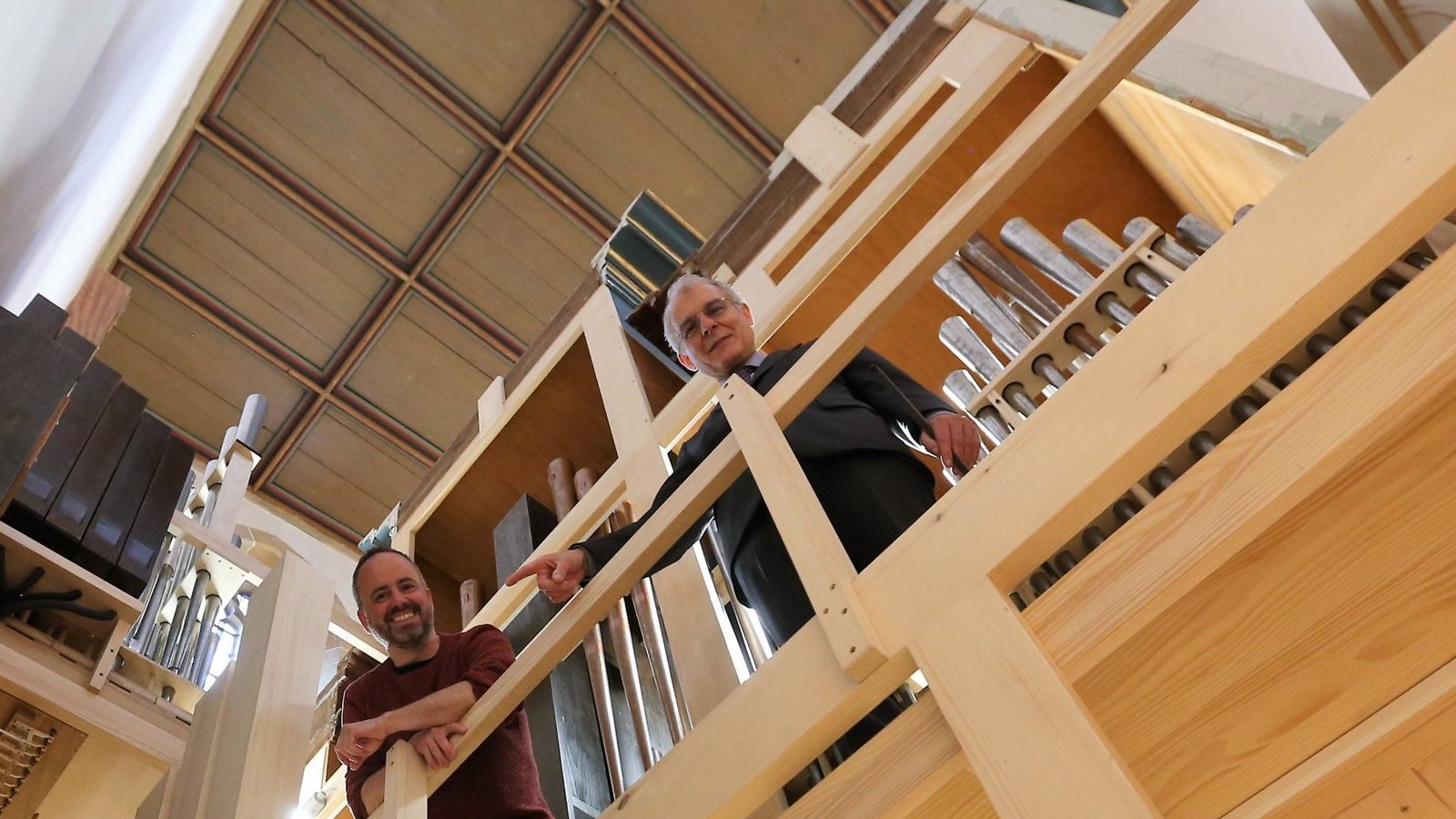 Orgelbauer Tilman Trefz (links) und Hansjörg Fröschle freuen sich, dass die Orgel mit einer 32-Fuß-Pfeife und einem Schwellwerk auf dem noch freien Platz vervollständigt werden soll.