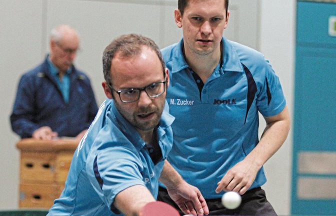 Kleinglattbachs Philipp Gutjahr und Michael Zucker (von links) machten kurzen Prozess – sie siegten 11:3, 11:4 und 11:1. Foto: Nachreiner