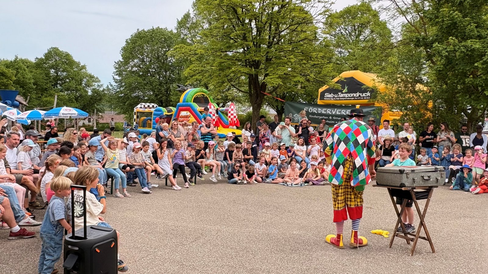 Viel Spaß hat der Nachwuchs bei der Clownshow auf dem Jubiläumsfest in Horrheim. Foto: p
