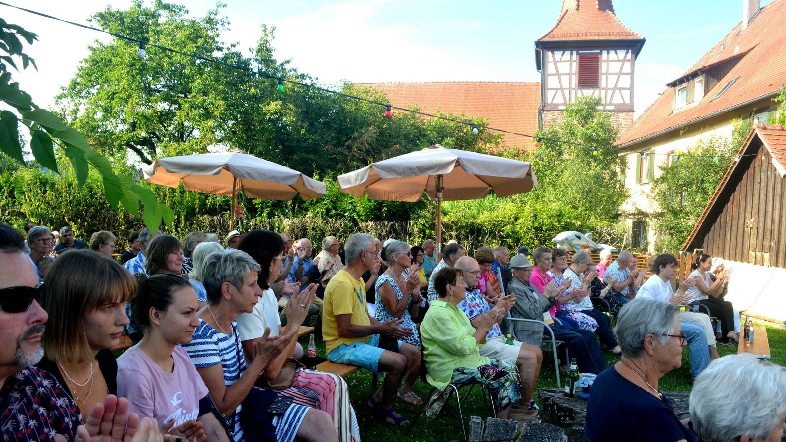 Volle Bänke im Garten des Gemeindehauses. Volle Bänke im Garten des Gemeindehauses.