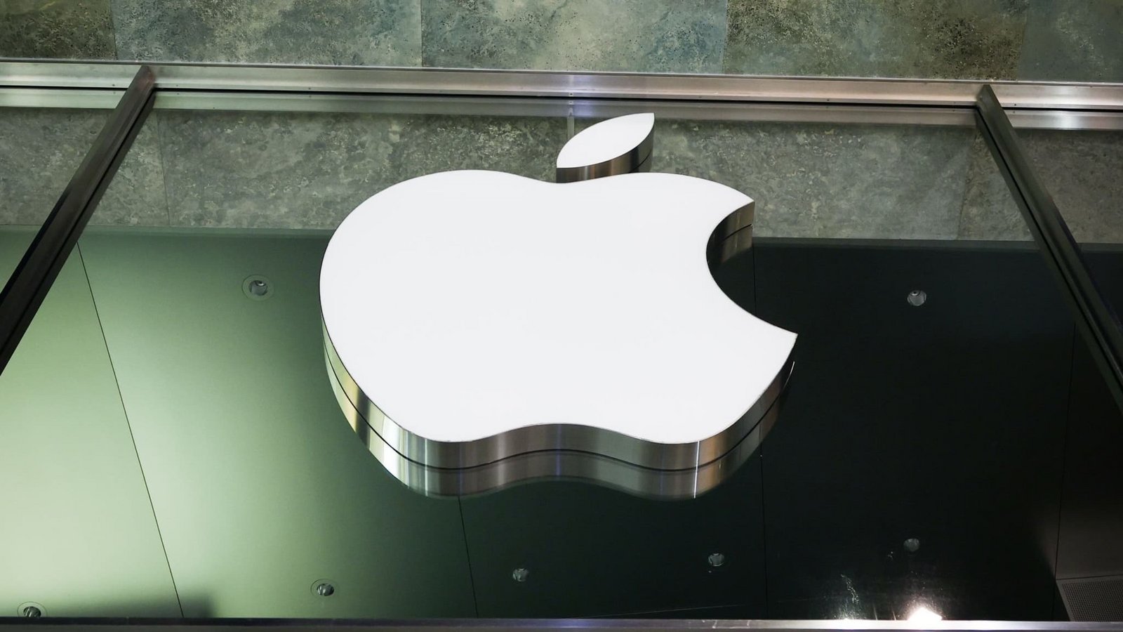 Apple sieht sich wegen der Funktion unter anderem Kritik vom Facebook-Konzern Meta ausgesetzt. (Archivbild)Christian Charisius/dpa Apple sieht sich wegen der Funktion unter anderem Kritik vom Facebook-Konzern Meta ausgesetzt. (Archivbild)Christian Charisius/dpa