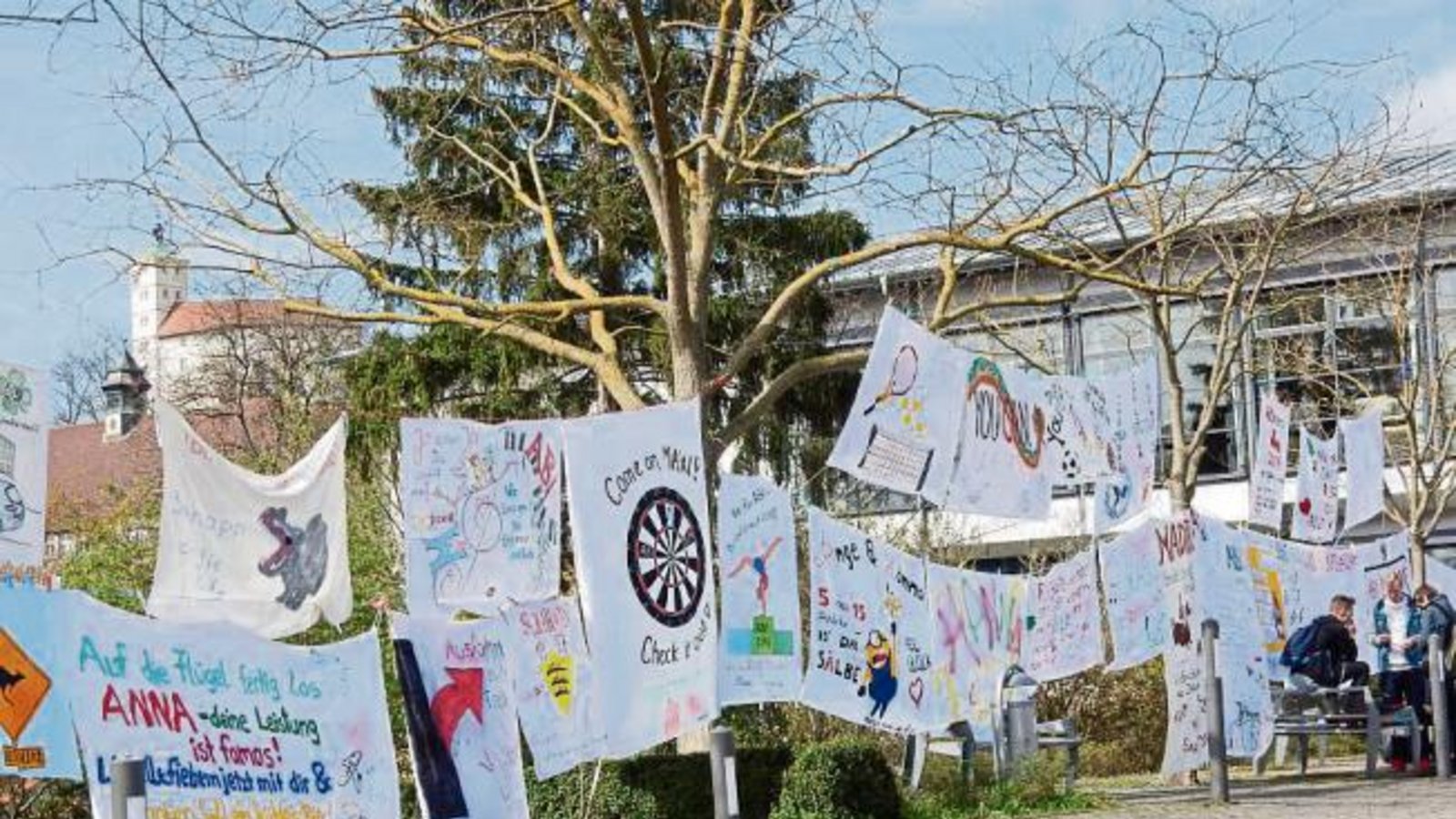 Abizeit: Der Vorplatz der Vaihinger Stadthalle ist wieder mit Aufmunterungstransparenten bestückt. Heute geht’s los. Foto: Arning Abizeit: Der Vorplatz der Vaihinger Stadthalle ist wieder mit Aufmunterungstransparenten bestückt. Heute geht’s los. Foto: Arning