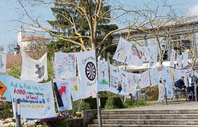 Abizeit: Der Vorplatz der Vaihinger Stadthalle ist wieder mit Aufmunterungstransparenten bestückt. Heute geht’s los.  Foto: Arning
