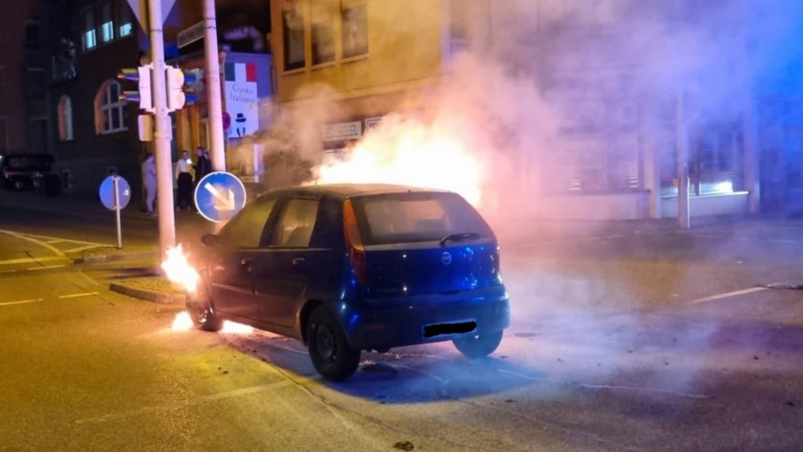 Der Fiat brannte aus unbekannter Ursache. FFV Der Fiat brannte aus unbekannter Ursache. FFV