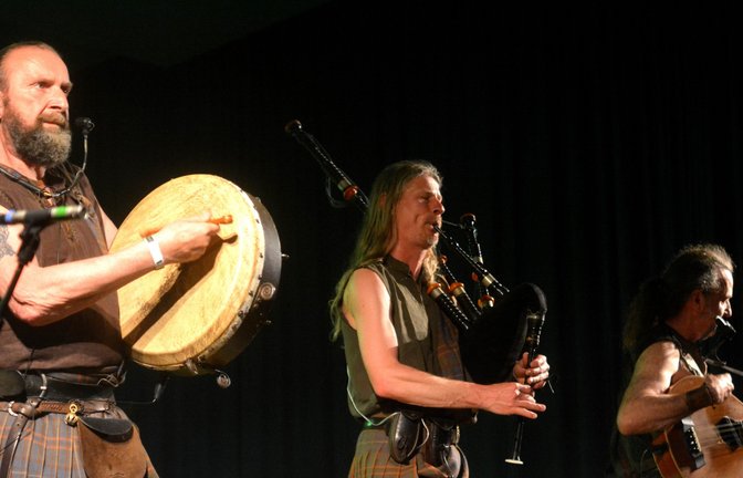 Die Gruppe „Rapalje“ spielt auf traditionellen Instrumenten.  <span class='image-autor'>Foto: Stahlfeld</span>