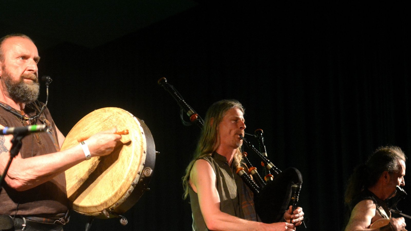 Die Gruppe „Rapalje“ spielt auf traditionellen Instrumenten.  Foto: Stahlfeld