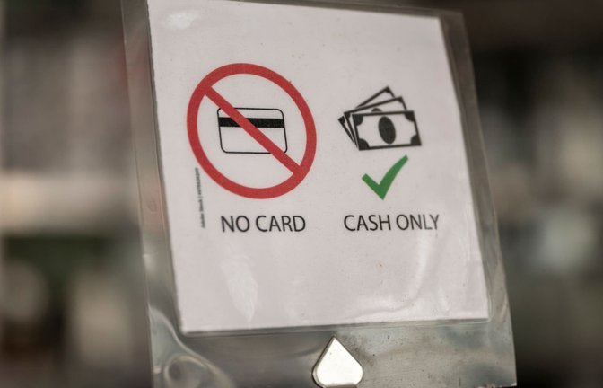 Ärgerlich, wenn man jetzt kein Bargeld dabei hat.<span class='image-autor'>Peter Kneffel/dpa/dpa-mag</span>