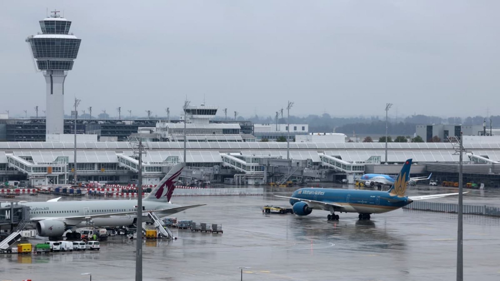 Ein Boing-Dreamliner der Vietnam Airlines startet am Flughafen München in Richtung Hanoi. Am Samstag war eine Maschine derselben Flugnummer VN34 beim Start in Schwierigkeiten geraten. (Symbolfoto)Karl-Josef Hildenbrand/dpa Ein Boing-Dreamliner der Vietnam Airlines startet am Flughafen München in Richtung Hanoi. Am Samstag war eine Maschine derselben Flugnummer VN34 beim Start in Schwierigkeiten geraten. (Symbolfoto)Karl-Josef Hildenbrand/dpa