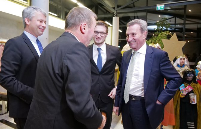 Unter dem Schutz der Heiligen drei Könige fand sich die CDU wieder zum Neujahrsempfang in Markgröningen zusammen: Steffen Bilger (links), Konrad Epple (2.v.l) heißen Günther H. Oettinger (rechts) in der Stadthalle willkommen.
