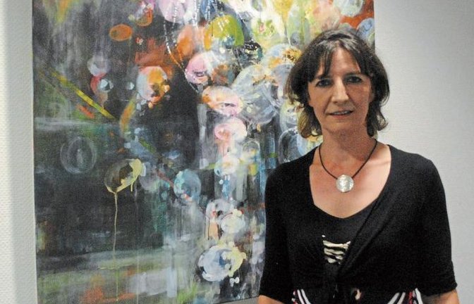 Astrid Brüstle (links) präsentiert im Illinger Rathaus eine Auswahl ihrer Kunstwerke. Am Dienstag war Ausstellungseröffnung.  Fotos: Stahlfeld