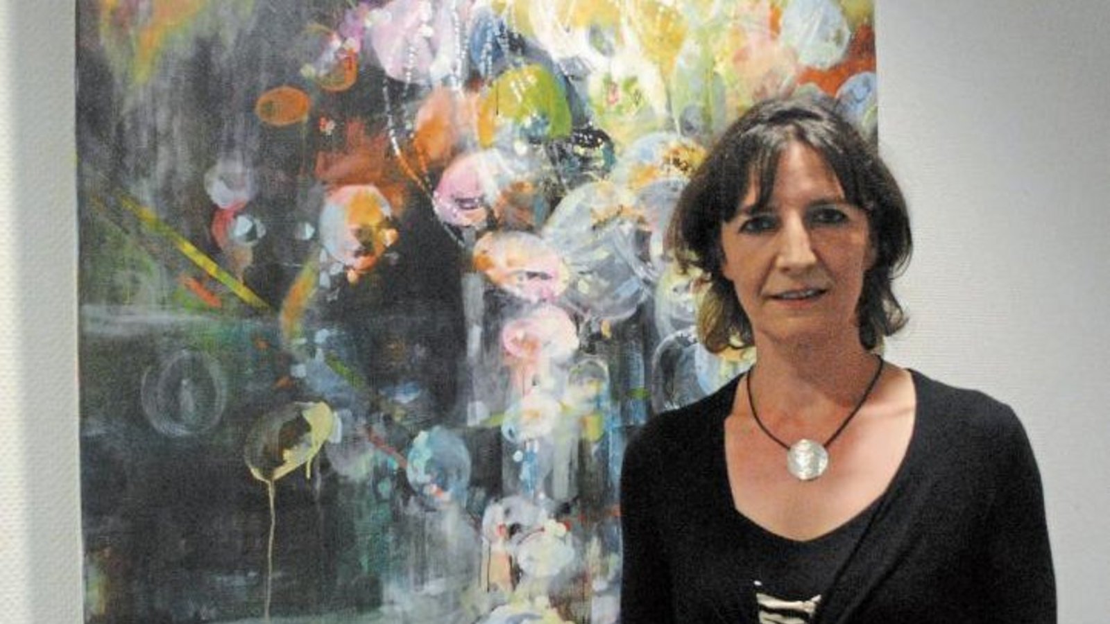 Astrid Brüstle (links) präsentiert im Illinger Rathaus eine Auswahl ihrer Kunstwerke. Am Dienstag war Ausstellungseröffnung. Fotos: Stahlfeld Astrid Brüstle (links) präsentiert im Illinger Rathaus eine Auswahl ihrer Kunstwerke. Am Dienstag war Ausstellungseröffnung. Fotos: Stahlfeld