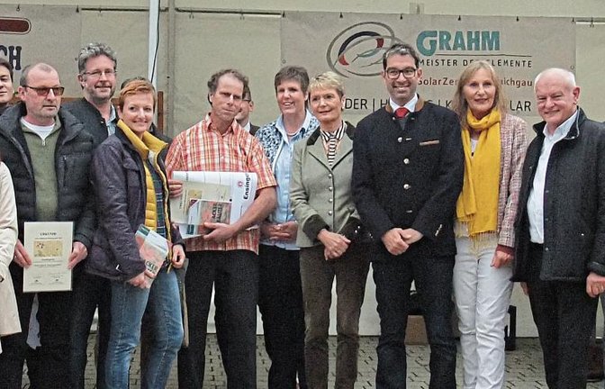 Preisträger der Ackerwildkrautmeisterschaft 2019 mit Regierungspräsidentin Felder (Zehnte von rechts), Staatssekretärin Gurr-Hirsch (Neunte von rechts), Staatssekretär Dr. Baumann (Achter von rechts) sowie Abgeordneten und Vertretern der Landkreise, des Instituts für Agrarökologie und Biodiversität Mannheim sowie des Regierungspräsidiums Karlsruhe. Foto: rp