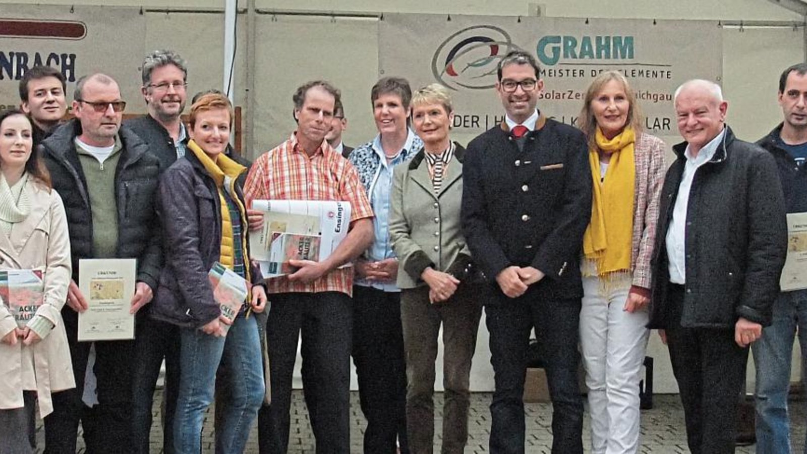 Preisträger der Ackerwildkrautmeisterschaft 2019 mit Regierungspräsidentin Felder (Zehnte von rechts), Staatssekretärin Gurr-Hirsch (Neunte von rechts), Staatssekretär Dr. Baumann (Achter von rechts) sowie Abgeordneten und Vertretern der Landkreise, des Instituts für Agrarökologie und Biodiversität Mannheim sowie des Regierungspräsidiums Karlsruhe. Foto: rp