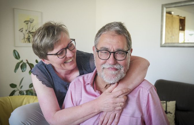 Das Ehepaar Renate und Werner Betzwieser verbindet eine Niere: Sie hat ihrem Mann das Organ gespendet. Sie engagiert sich nun ehrenamtlich für Nierenkranke als Klinikseelsorgerin im Klinikum Stuttgart, dass am 23. Juli seit 40 Jahren Zentrum für Nieren-Transplantationen ist.<span class='image-autor'>Simon Granville</span>