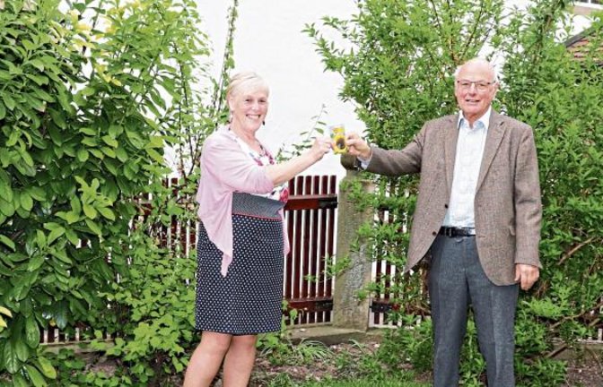 Den kirchlichen Kooperationspartnern überreichte Heidelinde Finkbeiner-Knapp symbolträchtige Sonnenblumensamen, hier an Dekan i. R. Hartmut Leins, rechts Dekan Reiner Zeyher und links Pfarrerin Elke Gratz.