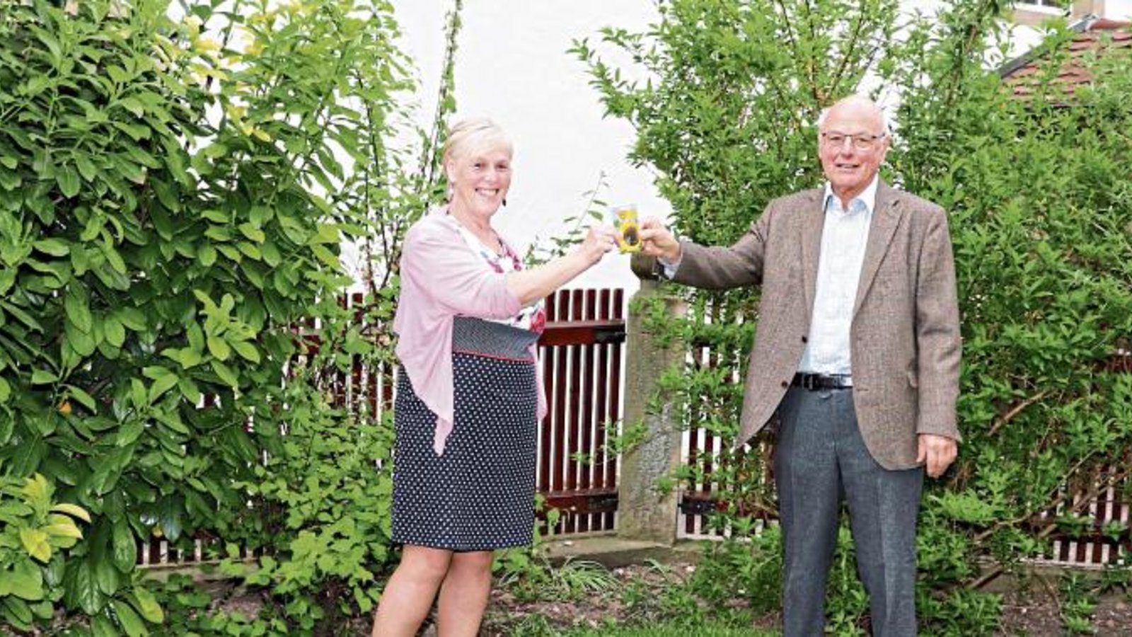 Den kirchlichen Kooperationspartnern überreichte Heidelinde Finkbeiner-Knapp symbolträchtige Sonnenblumensamen, hier an Dekan i. R. Hartmut Leins, rechts Dekan Reiner Zeyher und links Pfarrerin Elke Gratz. Den kirchlichen Kooperationspartnern überreichte Heidelinde Finkbeiner-Knapp symbolträchtige Sonnenblumensamen, hier an Dekan i. R. Hartmut Leins, rechts Dekan Reiner Zeyher und links Pfarrerin Elke Gratz.