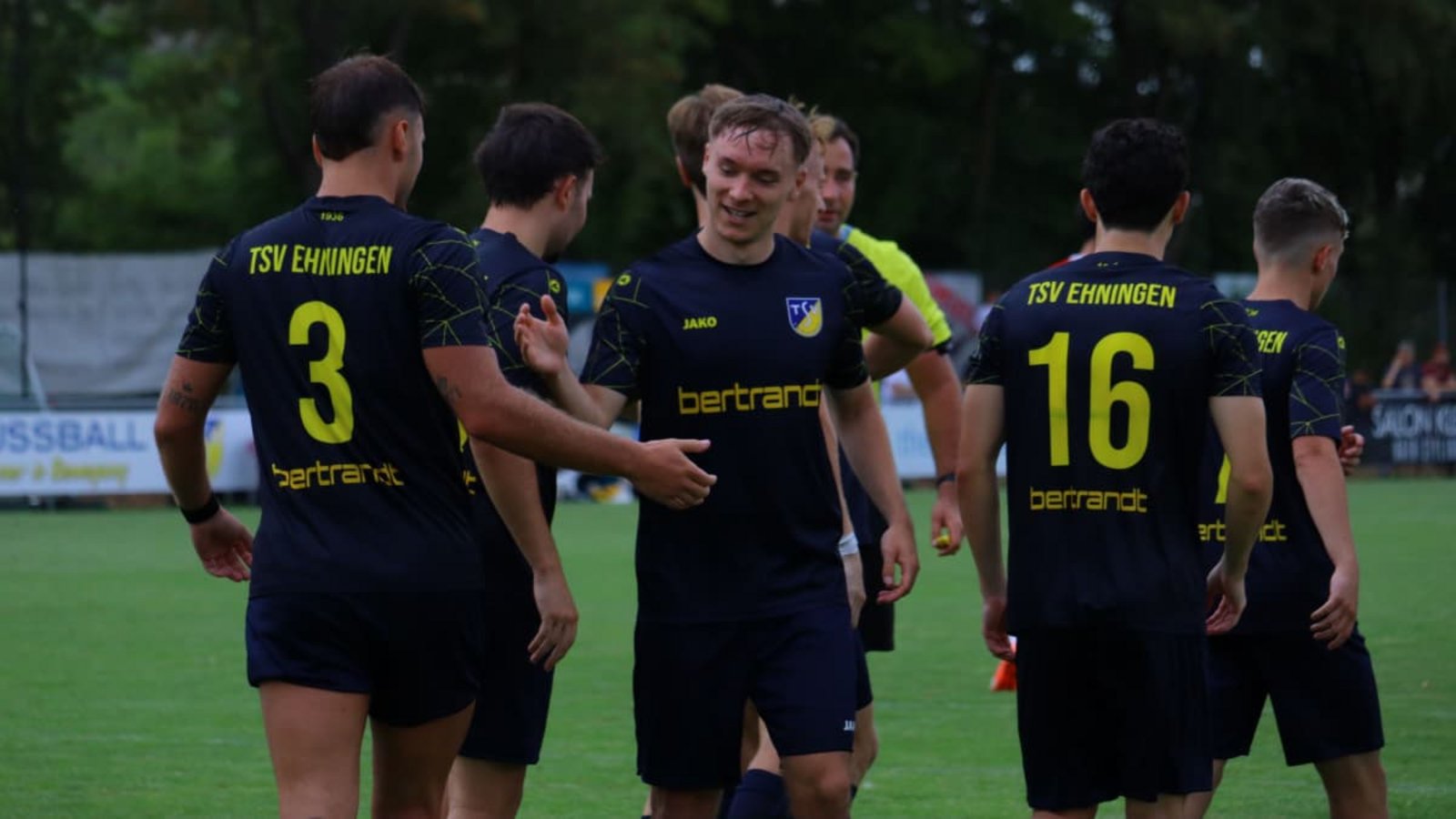 Grund zum Jubeln: Sebastian Oehme (Mitte) und der TSV Ehningen haben zu Hause beide Verbandsliga-Partien für sich entschieden.Maximilian Schöbel