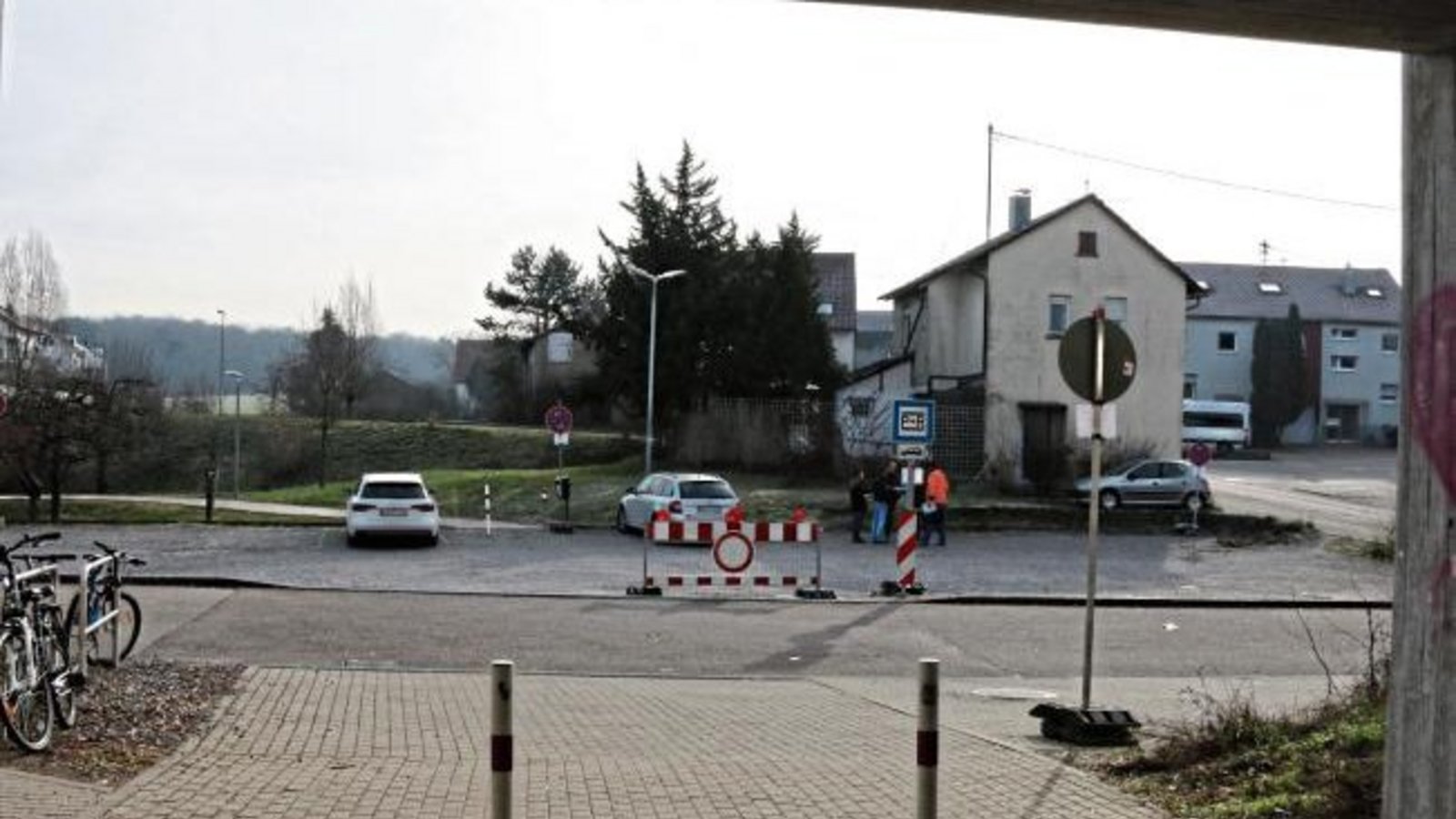 Ab heute ist der Park-and-Ride-Parkplatz am Bahnhof in Sersheim gesperrt. Zwei Wochen lang wird die Fläche saniert und asphaltiert. Foto: Bögel