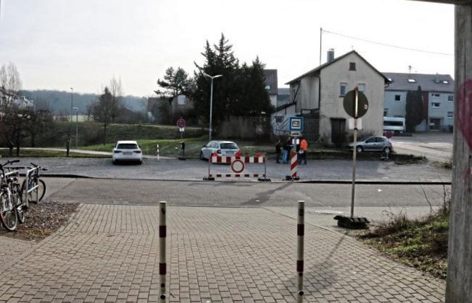 Ab heute ist der Park-and-Ride-Parkplatz am Bahnhof in Sersheim gesperrt. Zwei Wochen lang wird die Fläche saniert und asphaltiert. Foto: Bögel