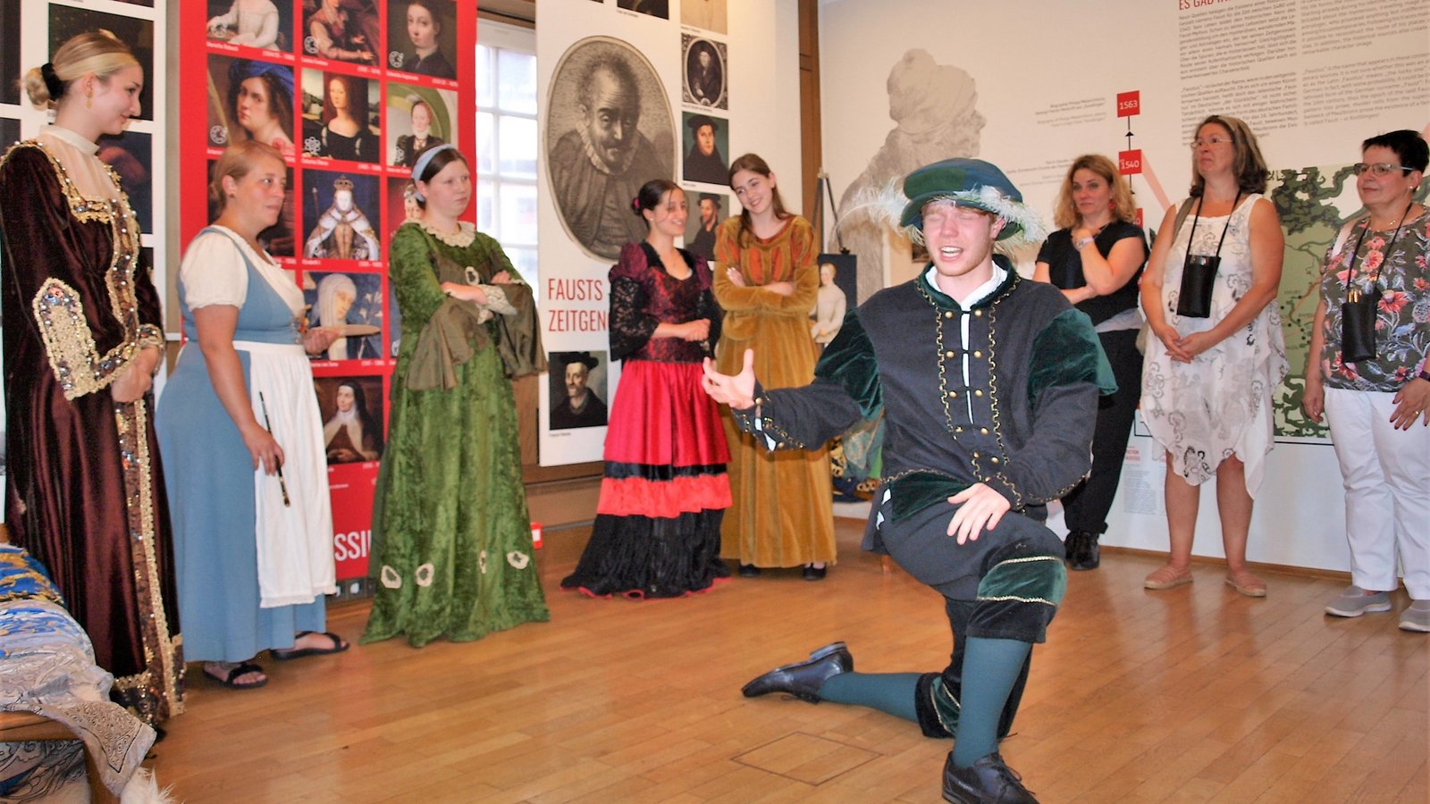 Faust leistet Abbitte für sein verächtliches Verhalten den anwesenden Frauen gegenüber. Foto: Filitz Faust leistet Abbitte für sein verächtliches Verhalten den anwesenden Frauen gegenüber. Foto: Filitz