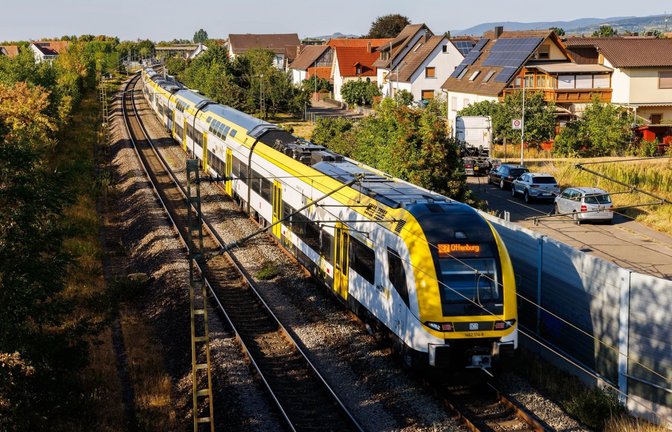 In Bussen und Bahnen ist die Zahl der Straftaten im vergangenen Jahr gesunken. (Archivbild)<span class='image-autor'>Philipp von Ditfurth/dpa</span>