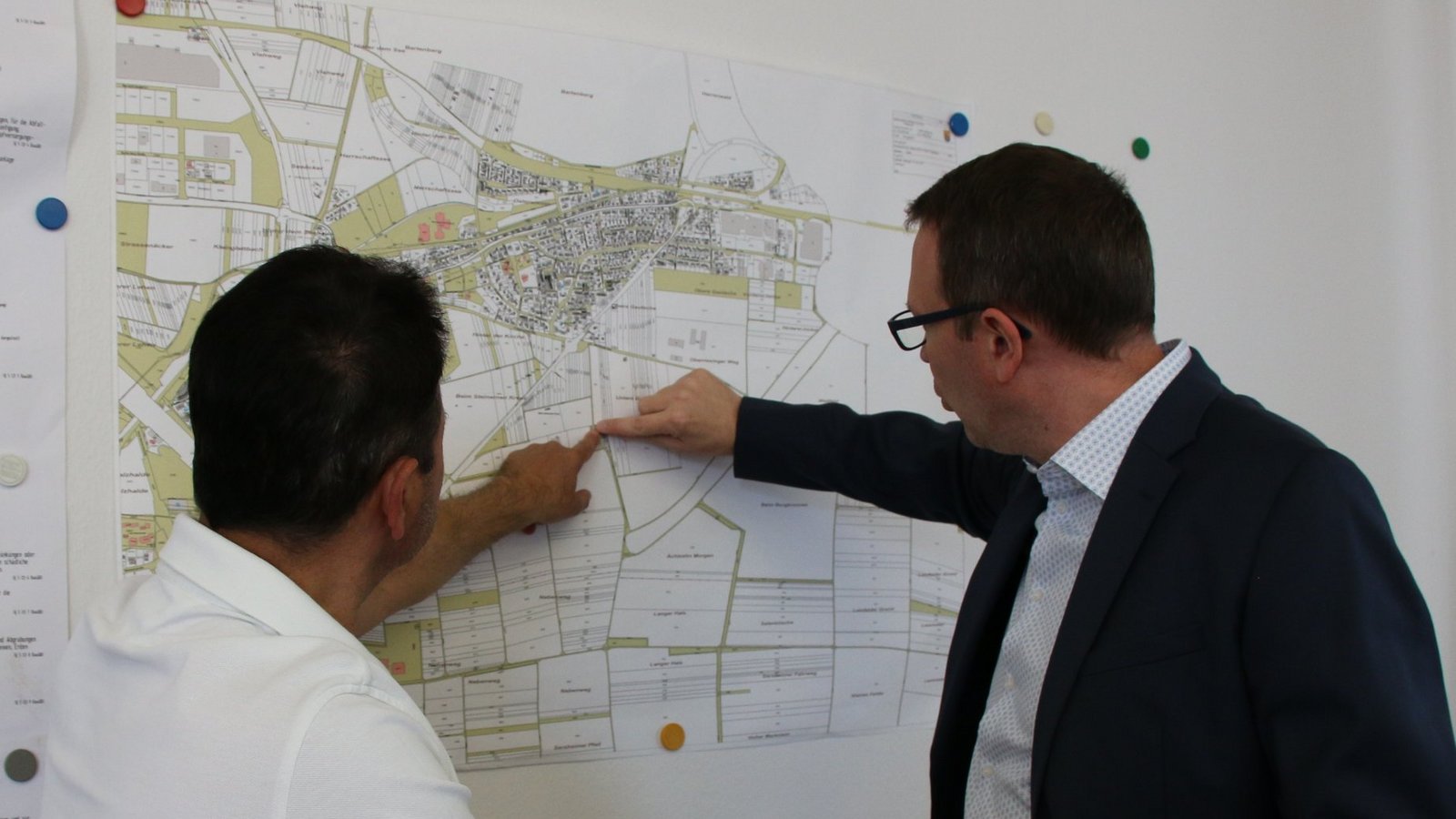 Christoph Schlude (rechts) stellt sich in Kleinglattbach den Fragen der Interessenten und informiert über den aktuellen Stand der Erlebniswelt Markstein. Foto: Müller Christoph Schlude (rechts) stellt sich in Kleinglattbach den Fragen der Interessenten und informiert über den aktuellen Stand der Erlebniswelt Markstein. Foto: Müller