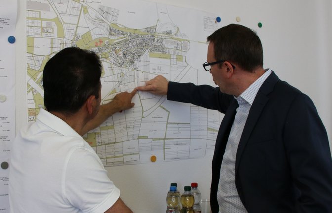 Christoph Schlude (rechts) stellt sich in Kleinglattbach den Fragen der Interessenten und informiert über den aktuellen Stand der Erlebniswelt Markstein.  <span class='image-autor'>Foto: Müller</span>