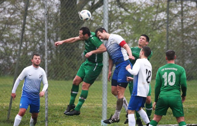 Hier wird Häfnerhaslachs Kapitän beim Kopfball von Jan Leitner ausgebremst, der mit dem TSV Kleinglattbach mit 2:1 gewinnt. <span class='image-autor'>Foto: Küppers</span>
