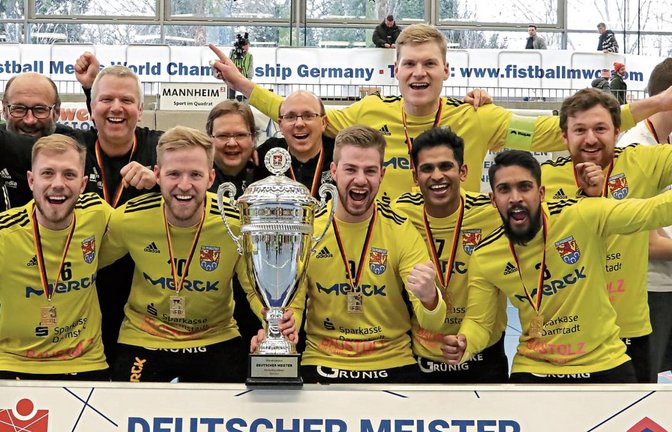 Bei der DM war Johannes Jungclaussen (hinten links) zum Zuschauen verurteilt. Der TSV Pfungstadt kompensierte seinen Ausfall aber und sicherte sich den siebten Hallentitel in den vergangenen acht Jahren. Foto: DFBL/denDulk