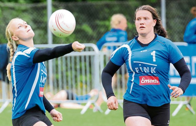 Ein eingespieltes Team: Natalie Lochmahr (links) spielt Hauptangreiferin Marie-Therese Rothmaier zu. Foto: Küppers
