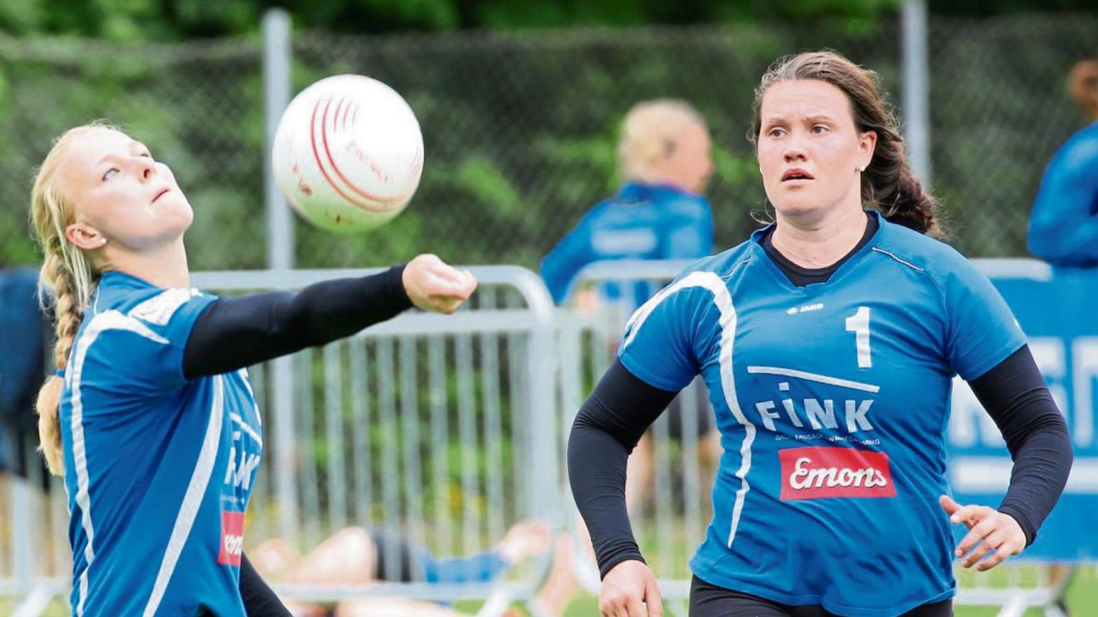 Ein eingespieltes Team: Natalie Lochmahr (links) spielt Hauptangreiferin Marie-Therese Rothmaier zu. Foto: Küppers Ein eingespieltes Team: Natalie Lochmahr (links) spielt Hauptangreiferin Marie-Therese Rothmaier zu. Foto: Küppers