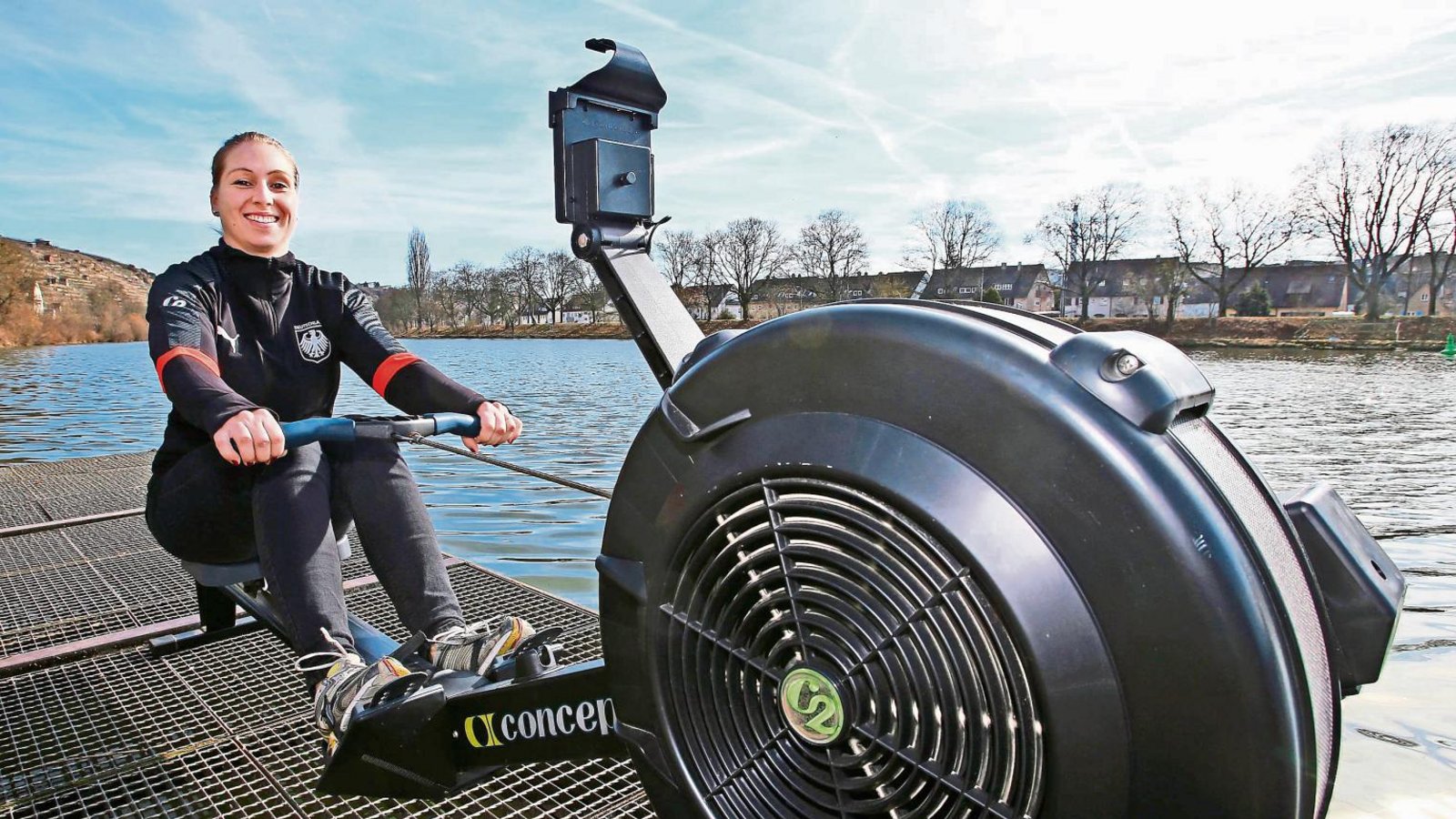 So macht Ergometerrudern Spaß: Wenn das Wetter mitspielt, trainiert die Vizeweltmeisterin Kathleen Kirchhoff direkt am Neckar – ein traumhafter Ausblick ist da garantiert. Foto: Baumann So macht Ergometerrudern Spaß: Wenn das Wetter mitspielt, trainiert die Vizeweltmeisterin Kathleen Kirchhoff direkt am Neckar – ein traumhafter Ausblick ist da garantiert. Foto: Baumann