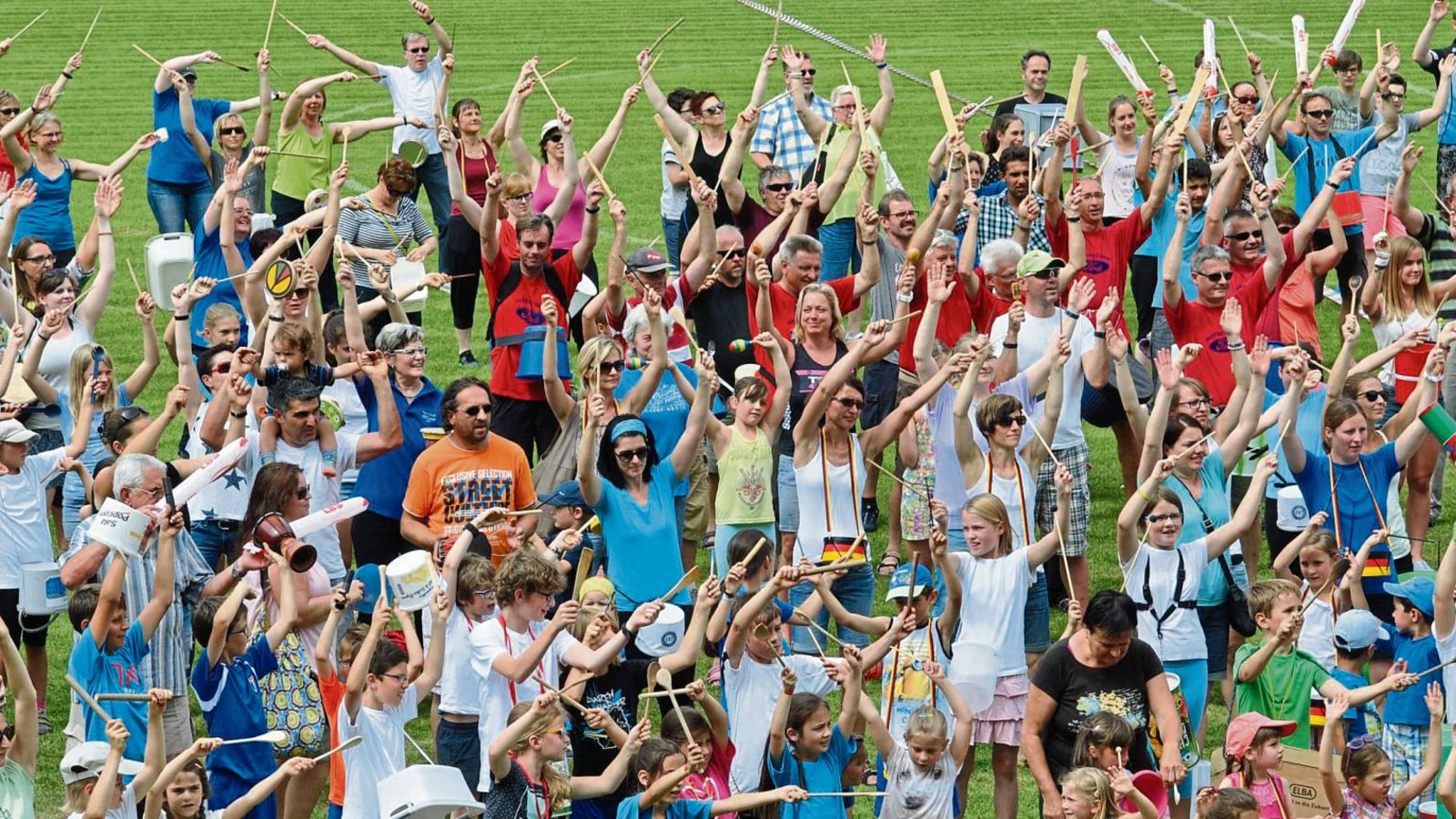 1250 Trommler waren gesucht – 799 sind gekommen: Auf dem Sportplatz in Illingen wird fürs Jubiläum Krach gemacht. Fotos: Stahlfeld 1250 Trommler waren gesucht – 799 sind gekommen: Auf dem Sportplatz in Illingen wird fürs Jubiläum Krach gemacht. Fotos: Stahlfeld