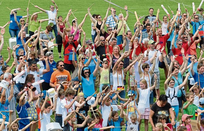 1250 Trommler waren gesucht – 799 sind gekommen: Auf dem Sportplatz in Illingen wird fürs Jubiläum Krach gemacht. Fotos: Stahlfeld