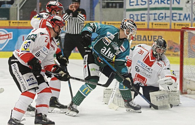 Auch Fabjon Kuqi (Mitte) von den Steelers gelang es nicht, Bad Nauheims Goalie Felix Bick zu überwinden. Foto: Baumann