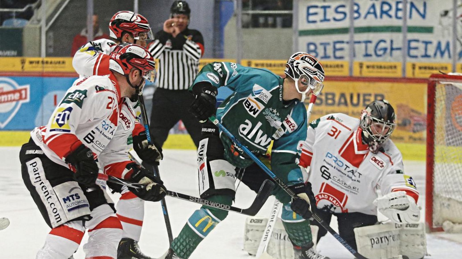 Auch Fabjon Kuqi (Mitte) von den Steelers gelang es nicht, Bad Nauheims Goalie Felix Bick zu überwinden. Foto: Baumann Auch Fabjon Kuqi (Mitte) von den Steelers gelang es nicht, Bad Nauheims Goalie Felix Bick zu überwinden. Foto: Baumann