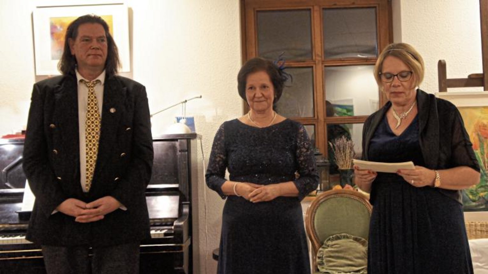 Thomas Habermaier (Klavier) und Susanne Schaaf (Sopran) musizierten, während Petra Oetinger (rechts) den Zuhörern die einzelnen Titel erläuterte.  Foto: p