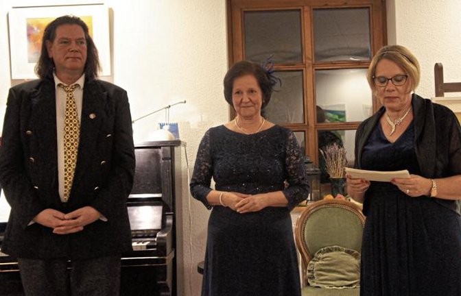Thomas Habermaier (Klavier) und Susanne Schaaf (Sopran) musizierten, während Petra Oetinger (rechts) den Zuhörern die einzelnen Titel erläuterte.  Foto: p