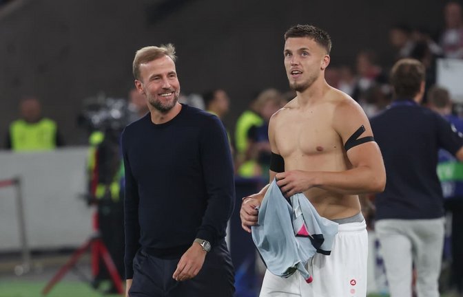 VfB-Trainer Sebastian Hoeneß (links) mit Matchwinner Ermedin Demirovic nach dem siegreichen Auftakt in der Champions League.<span class='image-autor'>Baumann</span>