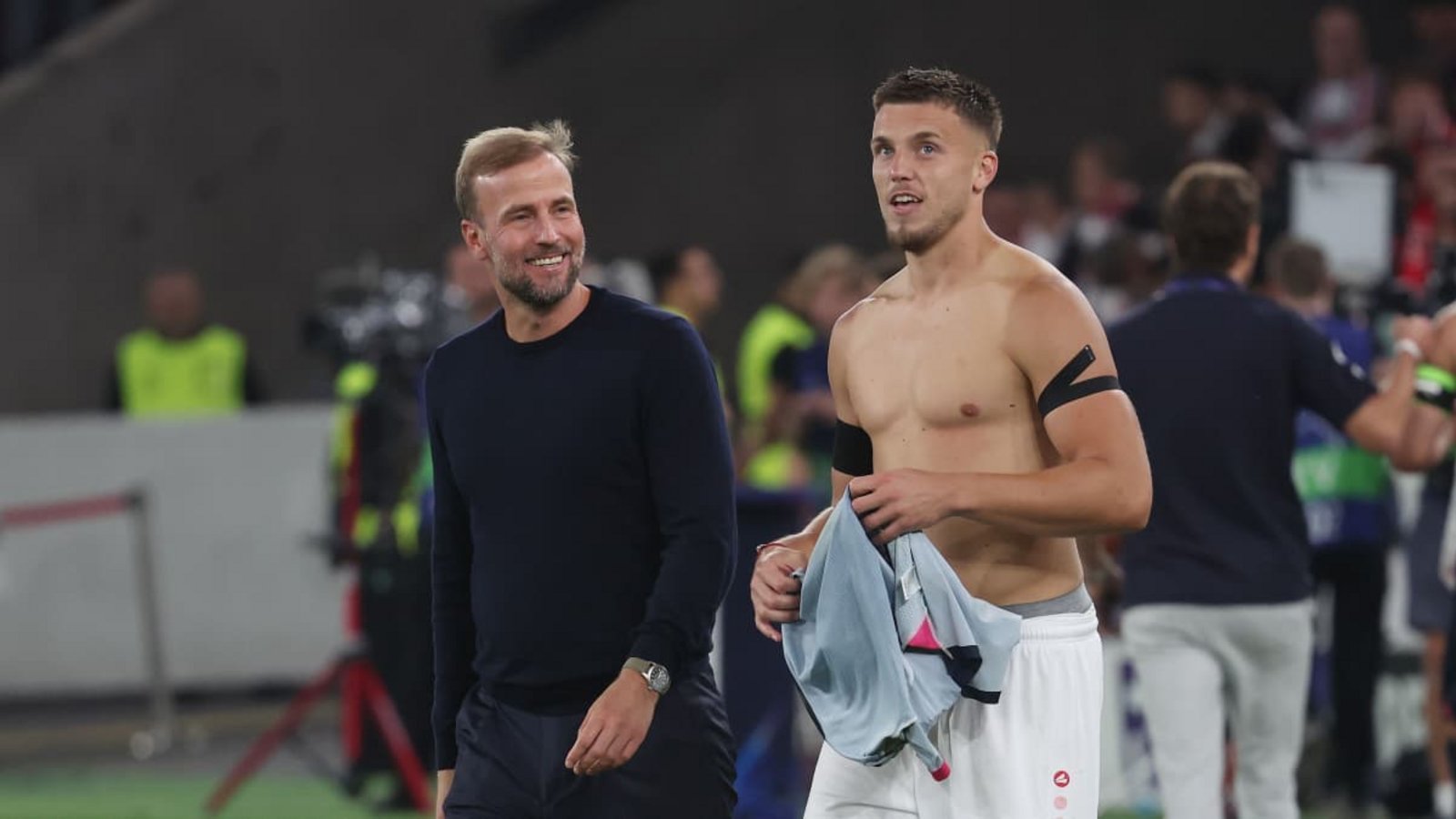 VfB-Trainer Sebastian Hoeneß (links) mit Matchwinner Ermedin Demirovic nach dem siegreichen Auftakt in der Champions League.Baumann VfB-Trainer Sebastian Hoeneß (links) mit Matchwinner Ermedin Demirovic nach dem siegreichen Auftakt in der Champions League.Baumann