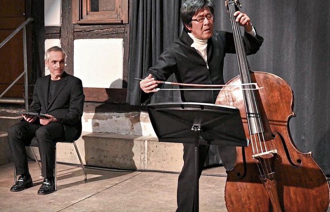 Sprecher Johann-Michael Schneider und der Kontrabassist Michinori Bunya.  Foto: Mammel