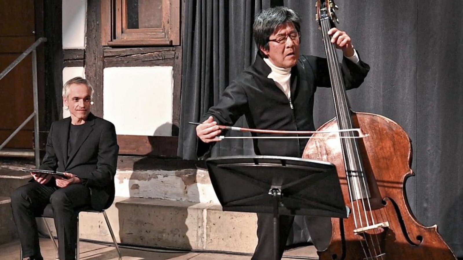 Sprecher Johann-Michael Schneider und der Kontrabassist Michinori Bunya.  Foto: Mammel