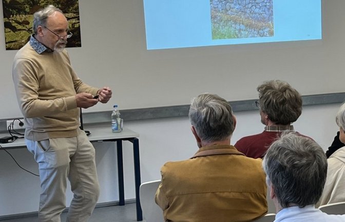 Hans Bader hält den Vortrag.  <span class='image-autor'>Foto: p</span>