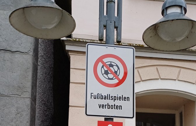 Ein neues Schild auf dem Vaihinger Marktplatz – ob’s was bringt? Bei Verstoß drohe ein Verwarnungs- oder Bußgeld von bis zu 55 Euro, berichtet die Pressestelle. Bei Kindern unter 14 Jahren könne man aber kein Verwarnungs- oder Bußgeld erheben. <span class='image-autor'>Foto: Rücker</span>