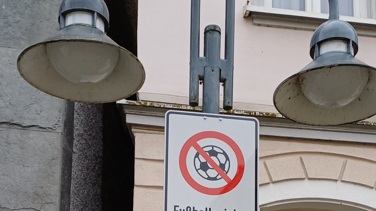 Ein neues Schild auf dem Vaihinger Marktplatz – ob’s was bringt? Bei Verstoß drohe ein Verwarnungs- oder Bußgeld von bis zu 55 Euro, berichtet die Pressestelle. Bei Kindern unter 14 Jahren könne man aber kein Verwarnungs- oder Bußgeld erheben. Foto: Rücker Ein neues Schild auf dem Vaihinger Marktplatz – ob’s was bringt? Bei Verstoß drohe ein Verwarnungs- oder Bußgeld von bis zu 55 Euro, berichtet die Pressestelle. Bei Kindern unter 14 Jahren könne man aber kein Verwarnungs- oder Bußgeld erheben. Foto: Rücker