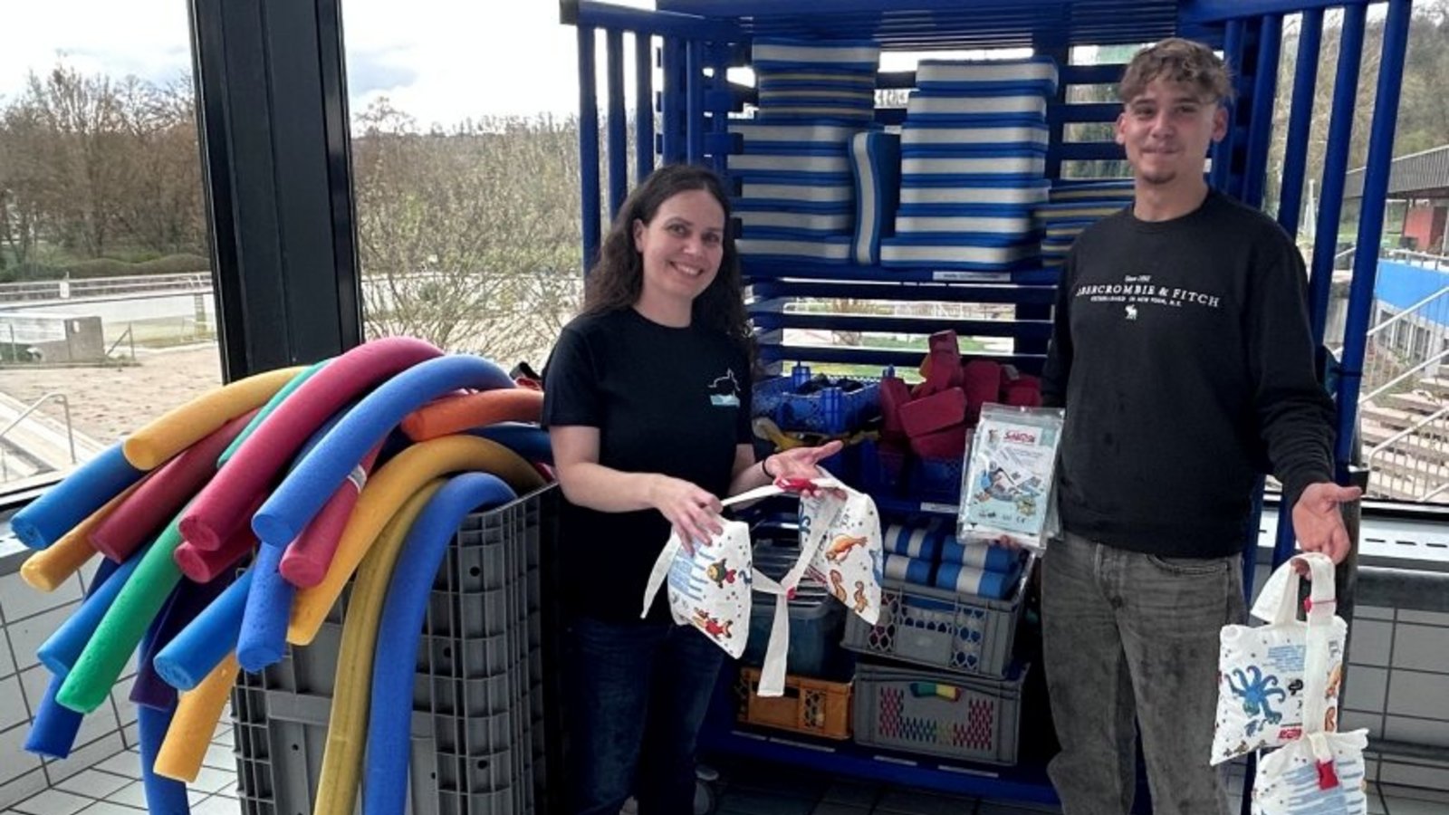 Übergabe der „Schloris“ mit Annette Schmid vom Förderverein und Luan Gashi, dem stellvertretenden Betriebsleiter des Enztalbads. Foto: p Übergabe der „Schloris“ mit Annette Schmid vom Förderverein und Luan Gashi, dem stellvertretenden Betriebsleiter des Enztalbads. Foto: p