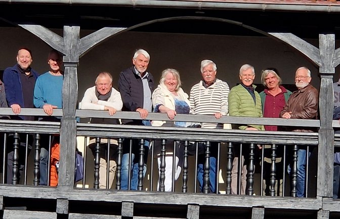 Bei einem Chorwochenende im März bereiten sich die Sänger des Ochsenbacher Männerchores mit ihrer Chorleiterin Eva Württemberger auf das Jubiläumsjahr vor.  <span class='image-autor'>Foto: p</span>