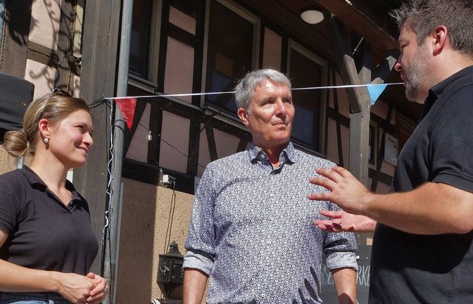 Die Krone in Schützingen wird neu belebt. Carolin Klöckner, Stefan Müller (rechts) und ihre Mitstreiter sind derzeit am Um- und Aufbau. Bürgermeister Armin Pioch (Mitte) freut sich über dieses Engagement.  <span class='image-autor'>Foto: Friedrich</span>